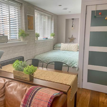 Stylish, Central Studio With Kitchen & Large Deck Φορτ Γουίλιαμ Εξωτερικό φωτογραφία