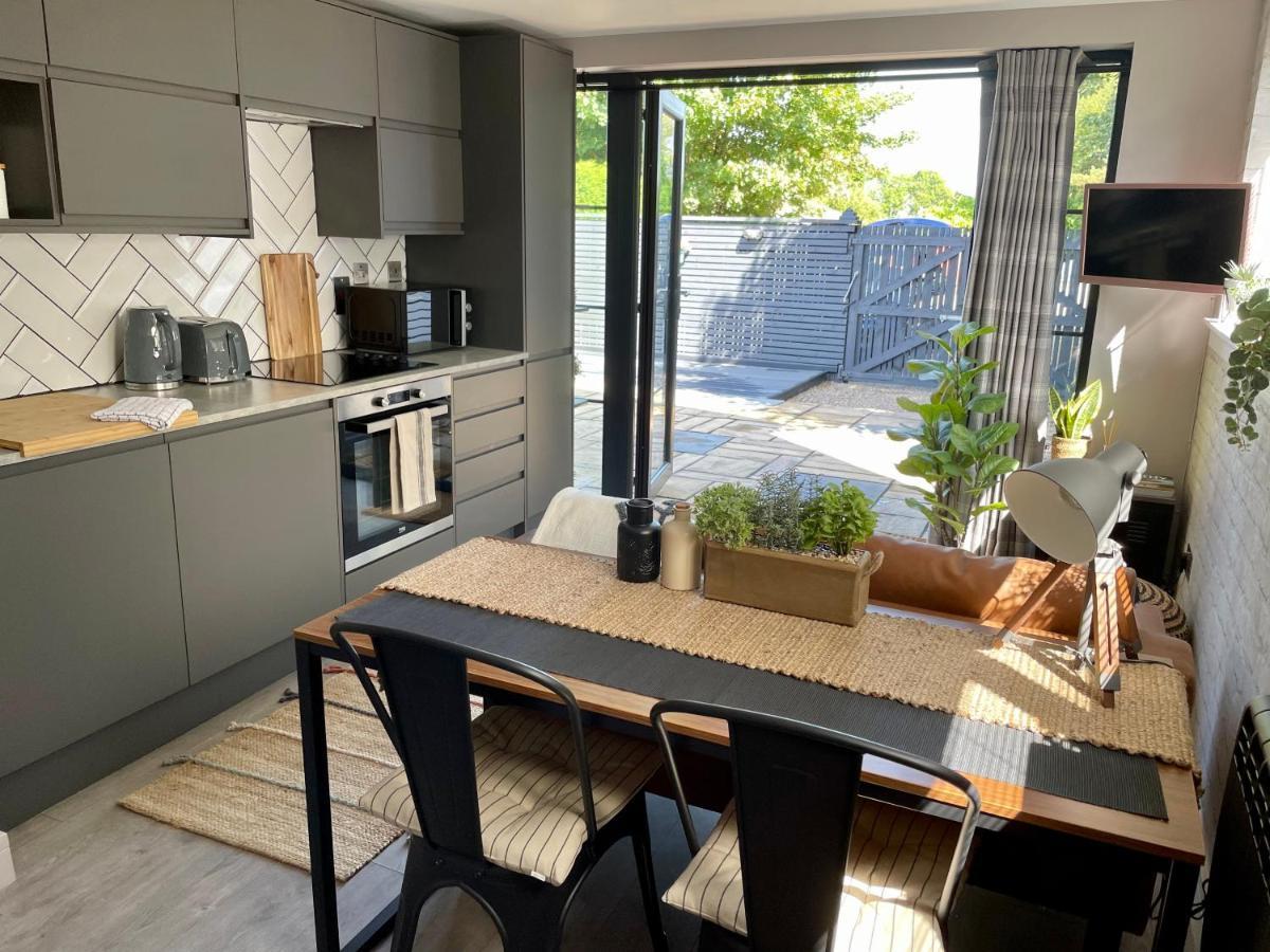 Stylish, Central Studio With Kitchen & Large Deck Φορτ Γουίλιαμ Εξωτερικό φωτογραφία