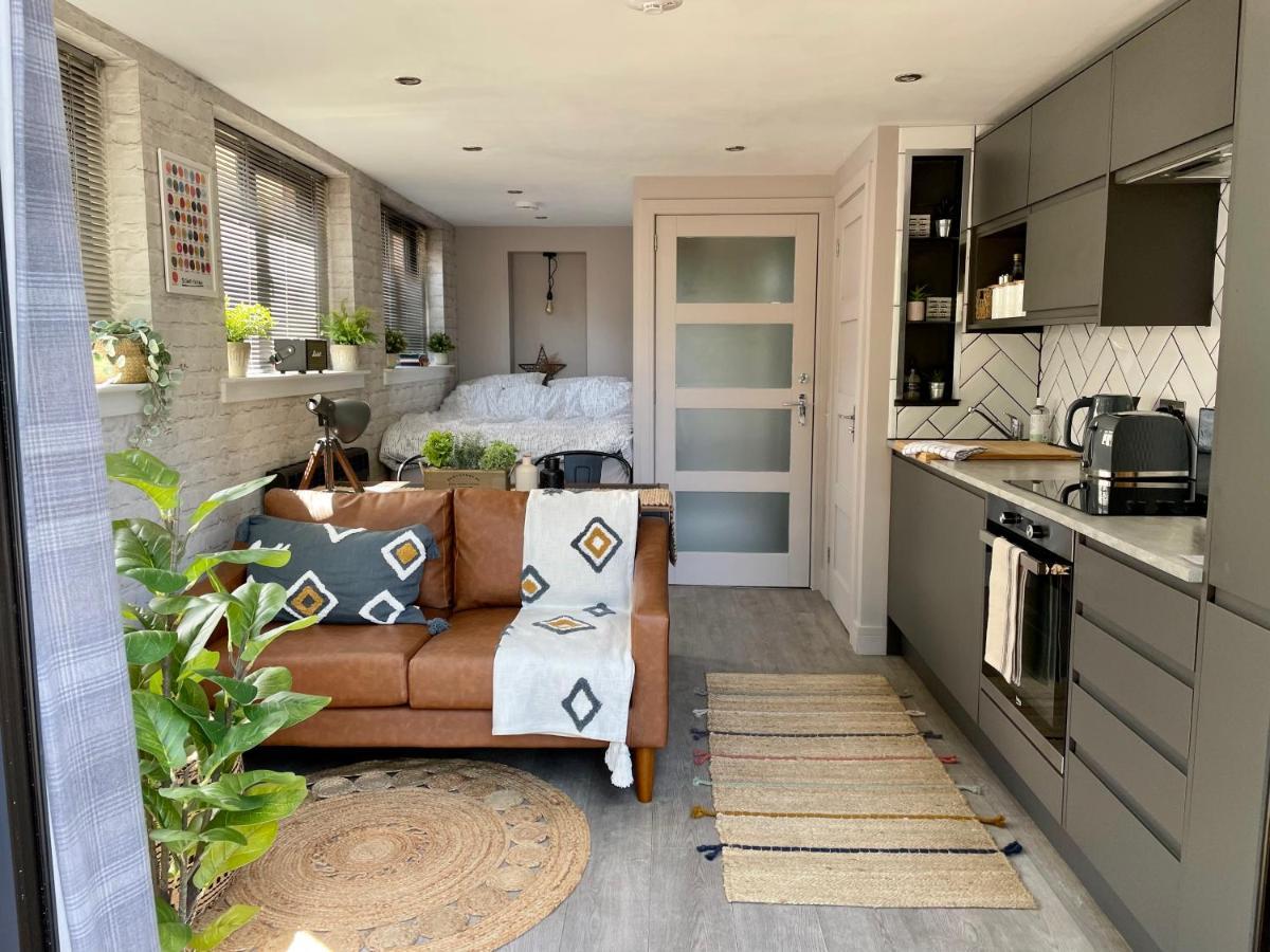 Stylish, Central Studio With Kitchen & Large Deck Φορτ Γουίλιαμ Εξωτερικό φωτογραφία