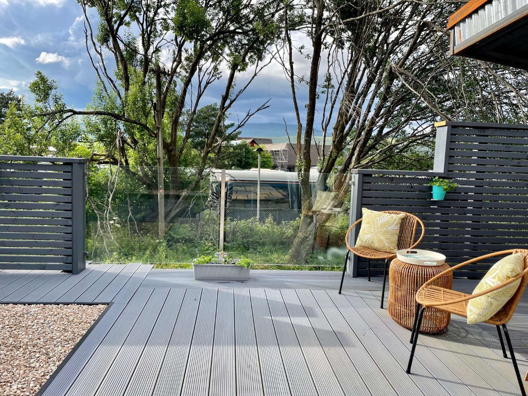 Stylish, Central Studio With Kitchen & Large Deck Φορτ Γουίλιαμ Εξωτερικό φωτογραφία